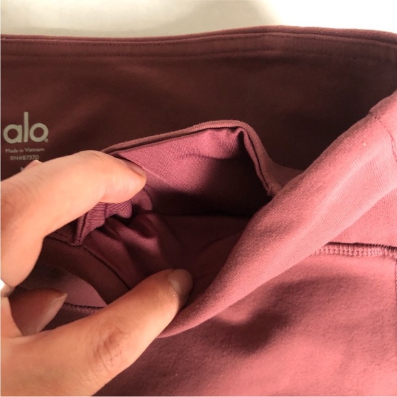 ALO YOGA Goddess Leggings in Mauve and Gray
Size Medium - Picture 4 of 5
